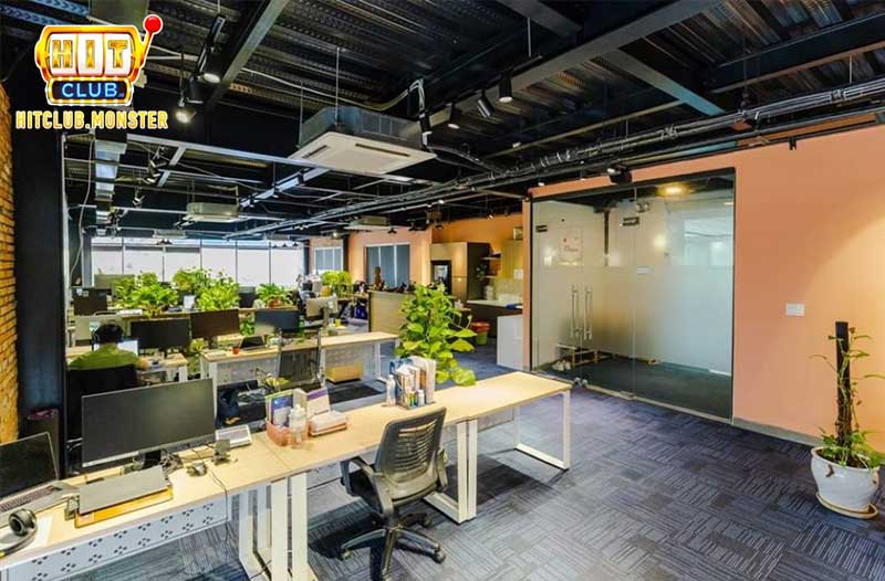 Hình ảnh văn phòng làm việc của đội ngũ Marketing HitClub.Monster